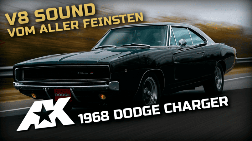Das Bild zeigt einen klassischen 1968 Dodge Charger in glänzend schwarzer Lackierung, der auf einer Landstraße fährt. Der Wagen hat die charakteristische muskulöse Form der späten 1960er-Jahre mit breitem Kühlergrill, markanten Kotflügeln und sportlicher Coupé-Silhouette. Im oberen linken Bereich steht in großen, goldfarbenen Buchstaben der Schriftzug: „V8 SOUND VOM ALLER FEINSTEN“ – ein Hinweis auf den kraftvollen Motorensound des Fahrzeugs. Unten links ist das Logo von AK Customs zu sehen – ein stilisiertes „AK“ mit einem Stern in der Mitte. Daneben steht in weißen Blockbuchstaben: „1968 DODGE CHARGER“