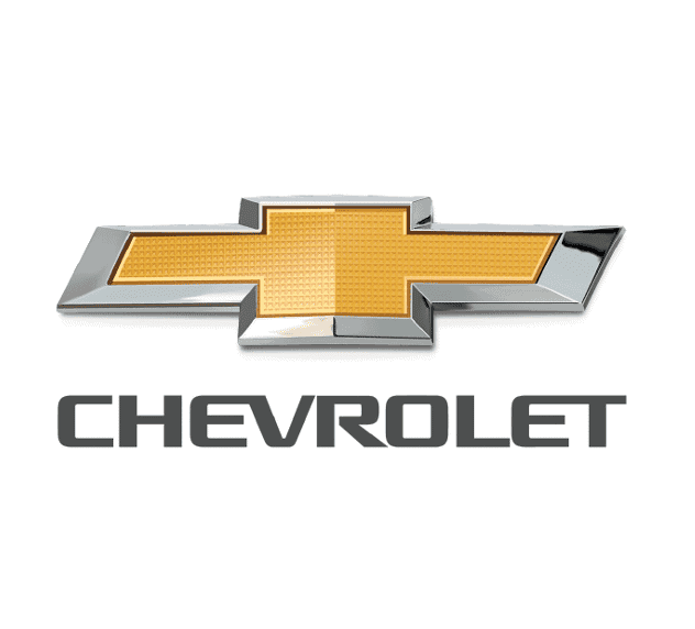 Das Logo zeigt eine goldene, leicht strukturierte Schleifenform mit silbernem Rand. Darunter steht der Markenname CHEVROLET in grauen, kantigen Großbuchstaben. Das Emblem symbolisiert Robustheit und amerikanische Automobiltradition.