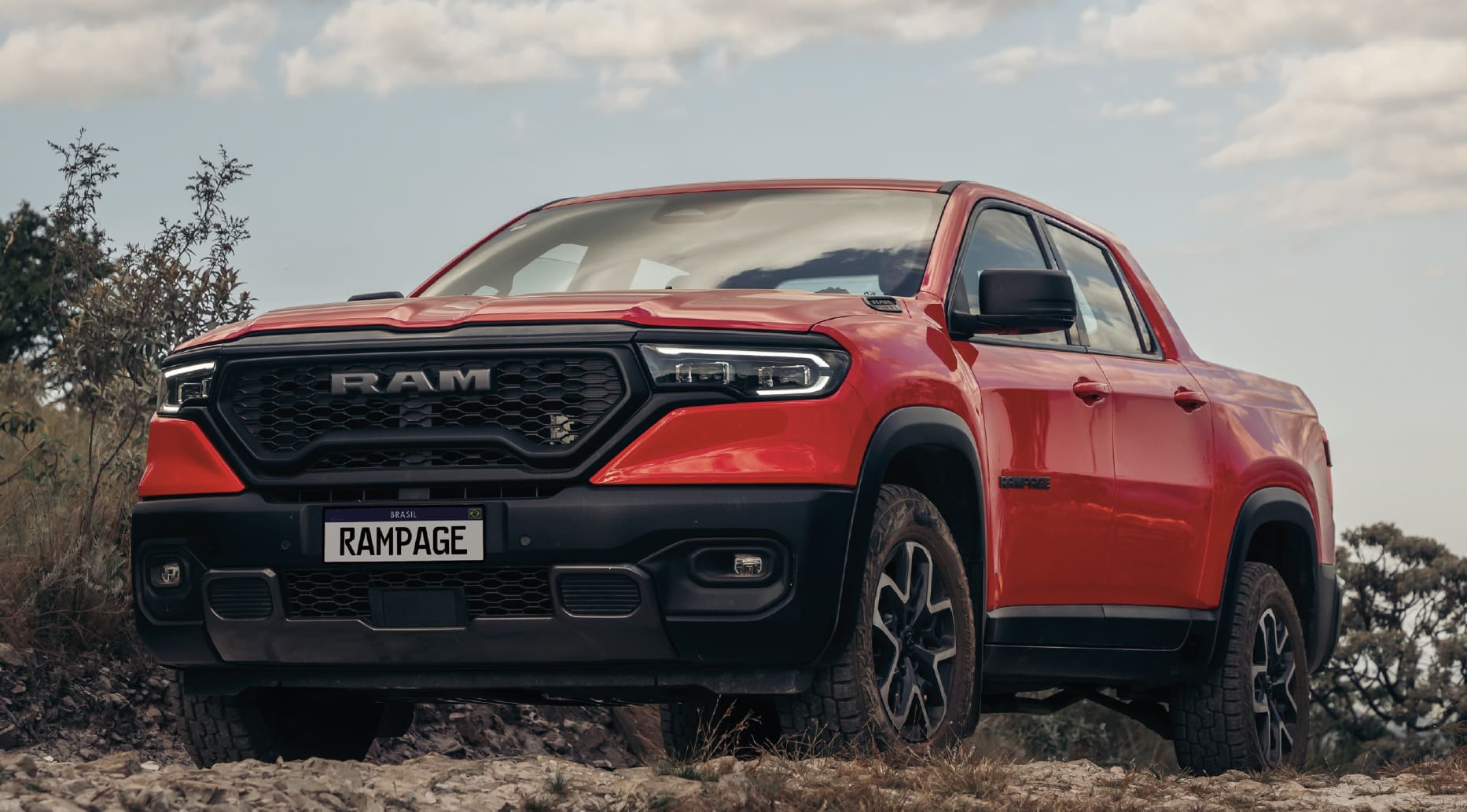 RAM RAMPAGE - Autohaus Köhler Potsdam Das Bild zeigt einen RAM Rampage Rebel in der auffälligen Farbe Red Flame bei einer Geländefahrt.