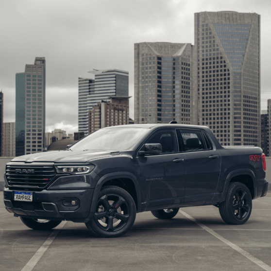 RAM Rampage Das Bild zeigt einen RAM Rampage R/T in einem urbanen Setting – wahrscheinlich auf dem obersten Parkdeck eines Hochhauses.