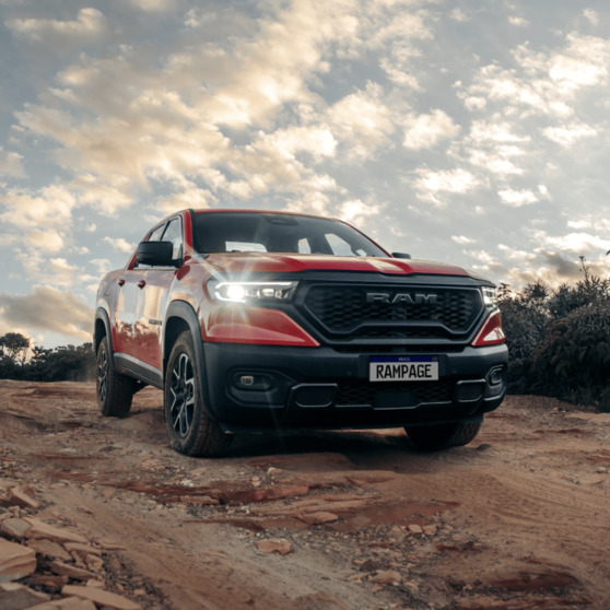 RAM Rampage Das Bild zeigt einen roten RAM Rampage aus der Froschperspektive, wodurch der Pick-up besonders kraftvoll und dominant wirkt.