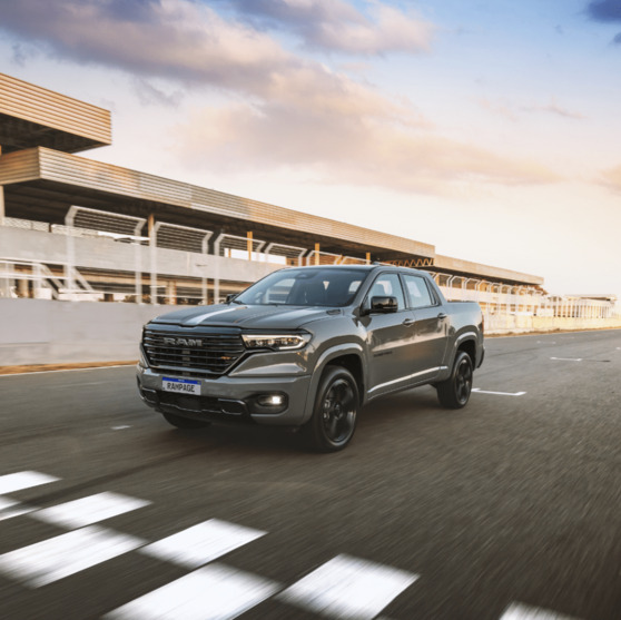 RAM Rampage Das Bild zeigt einen RAM Rampage in sportlicher Dynamik, wie er auf einer Rennstrecke entlangfährt.