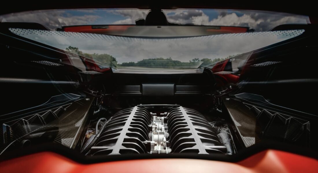 Corvette C8 Stingray - Blick in den Motorraum Motoransicht der Corvette Z06 durch die Heckscheibe mit sichtbaren Luftkanälen und zentralem Ansaugmodul