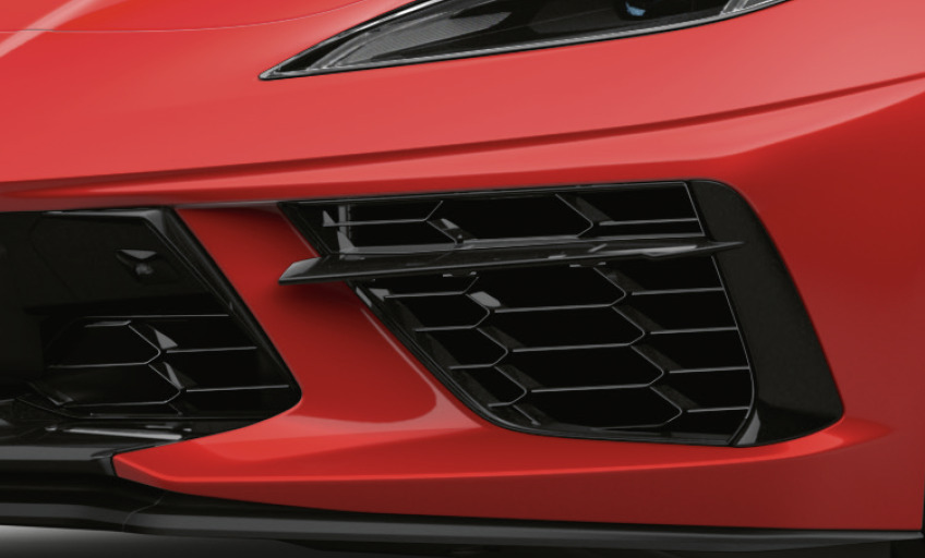 Chevrolet Corvette C8 Stingray mit schwarzem Lufteinlassgitter in der Stoßstange. Frontansicht der roten Chevrolet Corvette C8 Stingray mit schwarzem Lufteinlassgitter in der Stoßstange.