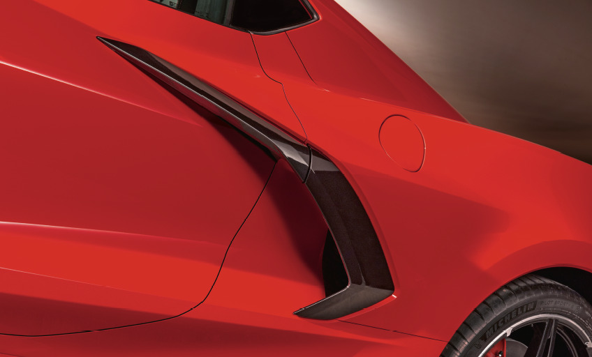 Seitlicher Lufteinlasses einer roten Chevrolet Corvette C8 Stingray Detailansicht des seitlichen Lufteinlasses an der roten Chevrolet Corvette C8 Stingray.