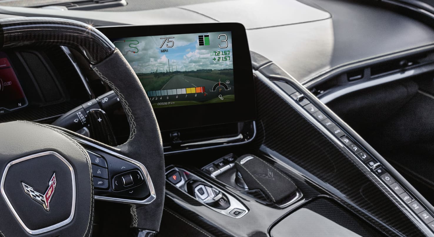 Innenraum der Chevrolet Corvette mit Lenkrad, digitalem Fahrerdisplay und Mittelkonsole.