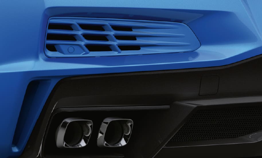 Detailansicht des Hecks einer blauen Chevrolet Corvette E-Ray mit sportlicher Doppelauspuffanlage und Lüftungsöffnung.