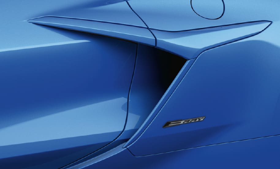 Detailansicht der seitlichen Luftöffnung an der Karosserie einer blauen Chevrolet Corvette E-Ray.