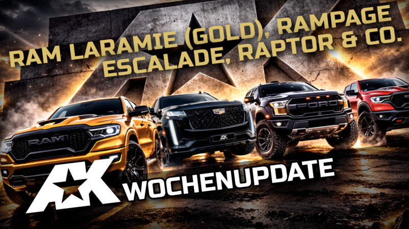 Grafik mit vier US-Fahrzeugen, darunter ein goldener RAM Laramie, ein Cadillac Escalade, ein Ford F-150 Raptor und ein roter RAM Rampage vor dramatischem Hintergrund. Text im Bild: „RAM Laramie (Gold), Rampage, Escalade, Raptor & Co. – Wochenupdate“.