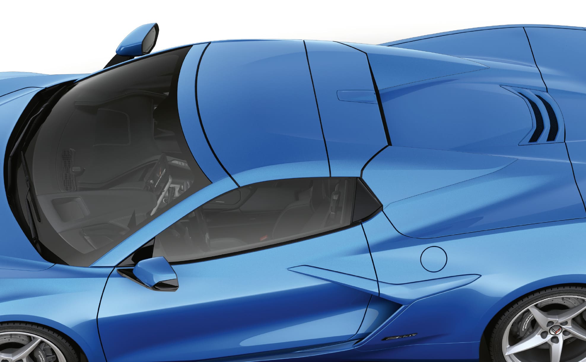 Seitenansicht einer blauen Chevrolet Corvette E-Ray mit geschlossenem, versenkbarem Hardtop beim Cabriolet.